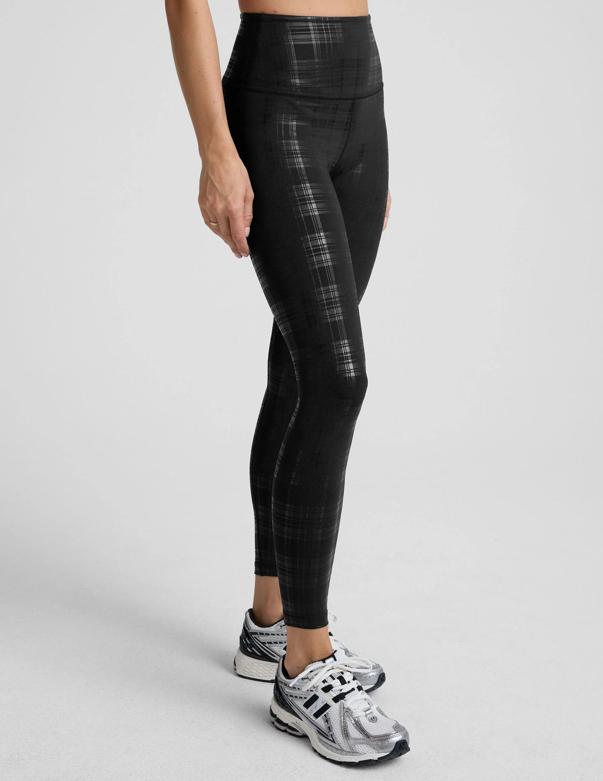 Beyond Yoga - Leggings Midi de cintura alta con estampado de cuadros metalizado
